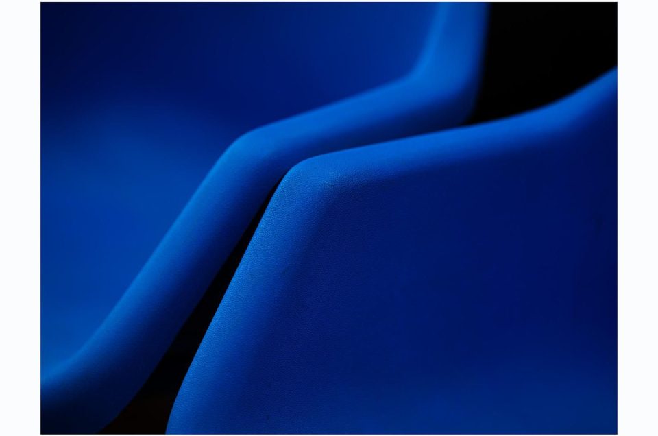 Il silenzio tra due forme: riflessioni su una fotografia di Silvio Moresi